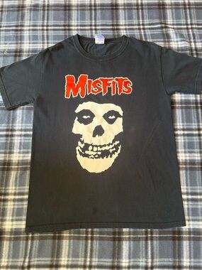 Gildan Black Crewneck T-Shirt with White Tag